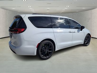 New 2026 Chrysler Pacifica Select w/ S Appearance Package