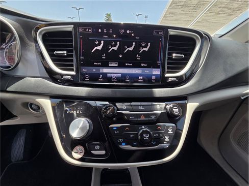 Used 2022 Chrysler Pacifica Touring-L FWD image 16