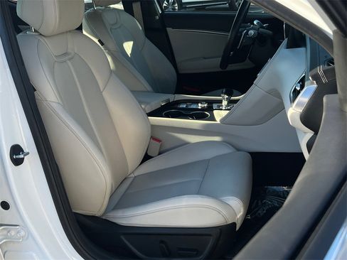 Used 2024 Genesis G70 2.5T image 11