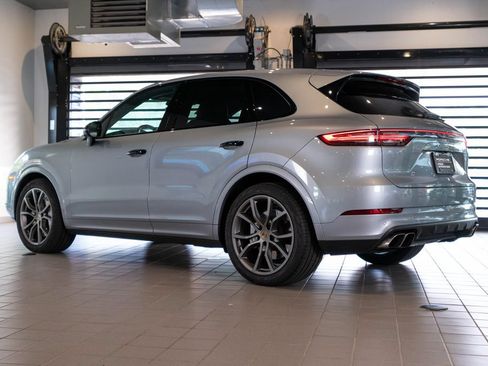 Certified 2022 Porsche Cayenne Turbo AWD/4WD image 3