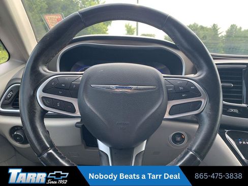 Used 2017 Chrysler Pacifica Touring-L Plus FWD image 11