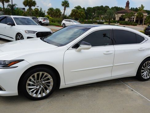 Certified 2022 Lexus ES 350 Ultra Luxury w/ Accessory Package 2 FWD image 5