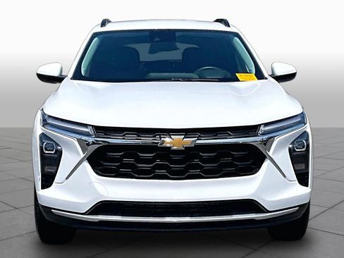 Used 2025 Chevrolet Trax LT w/ Driver Confidence Package FWD image 4