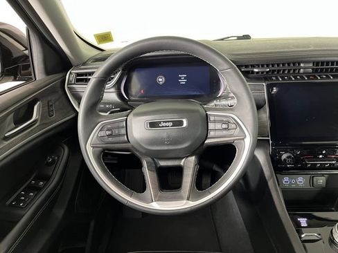 Used 2023 Jeep Grand Cherokee Limited AWD/4WD image 19