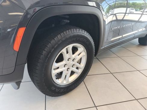 Certified 2025 Jeep Grand Cherokee Laredo w/ Luxury Tech Group I RWD image 6