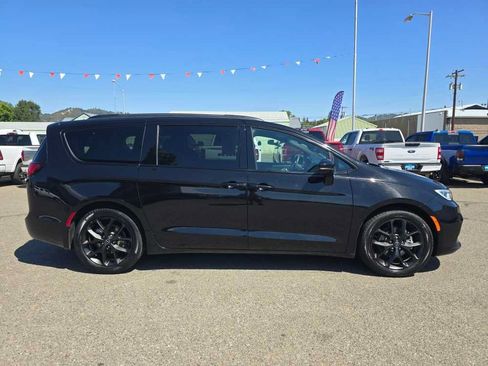 Used 2025 Chrysler Pacifica Limited FWD image 6