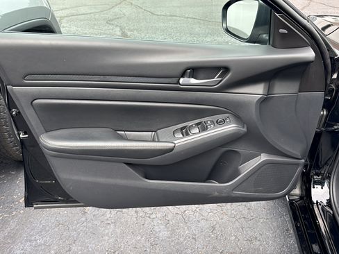 Used 2025 Nissan Altima 2.5 SV FWD image 10