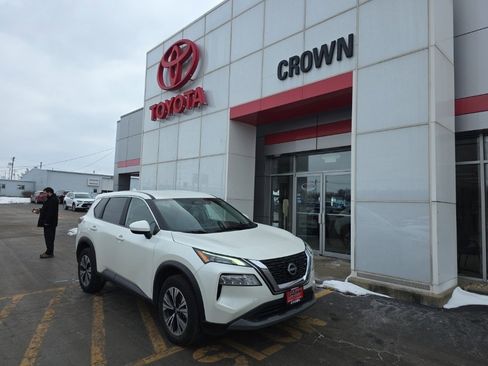 Used 2023 Nissan Rogue SV image 1