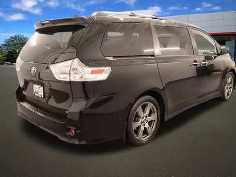 Used 2019 Toyota Sienna SE image 2