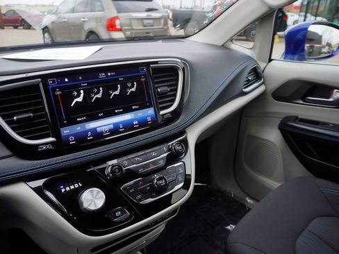 Used 2021 Chrysler Pacifica Touring image 17