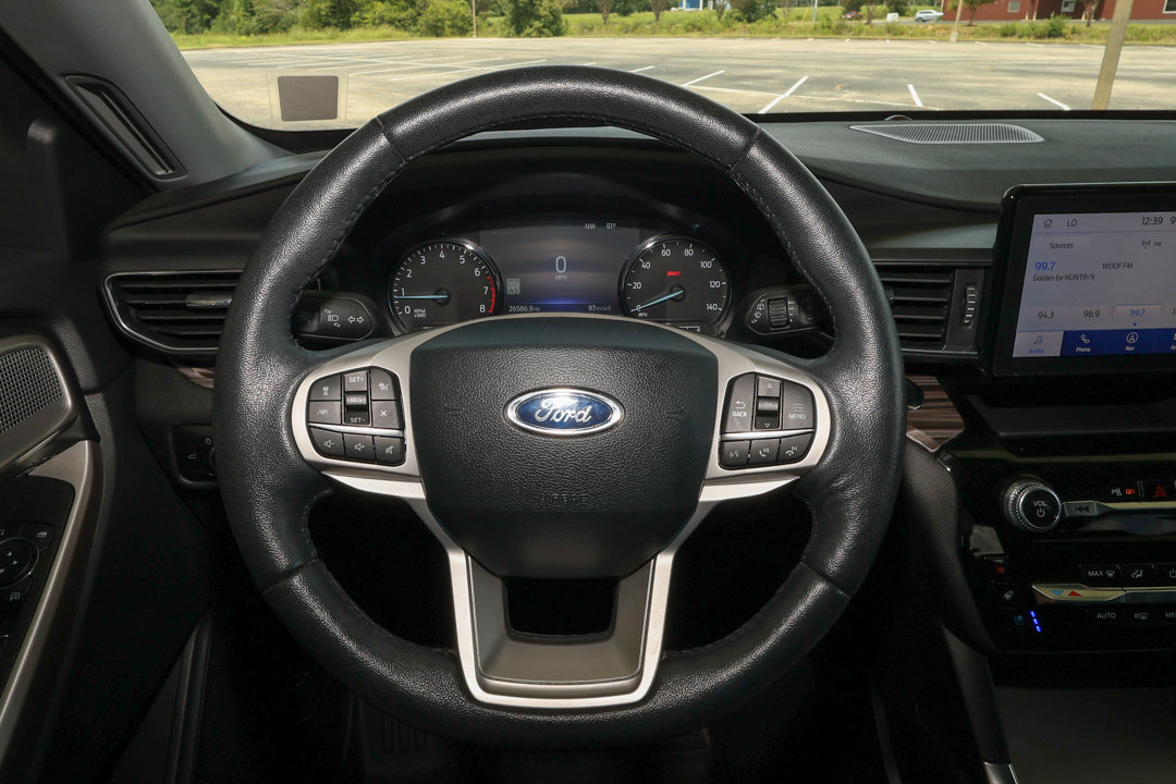 Used 2023 Ford Explorer Limited w/ Equipment Group 301A RWD image 12