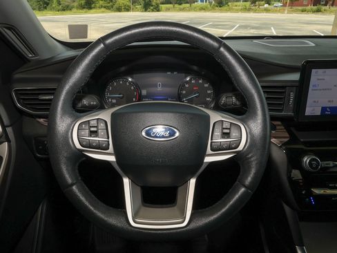 Used 2023 Ford Explorer Limited w/ Equipment Group 301A RWD image 12