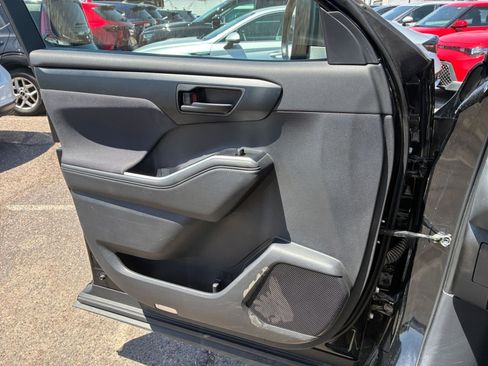 Used 2025 Toyota Highlander LE FWD image 18