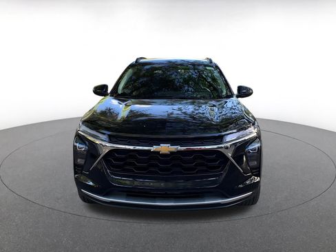 Used 2025 Chevrolet Trax LT w/ LT Convenience Package image 2