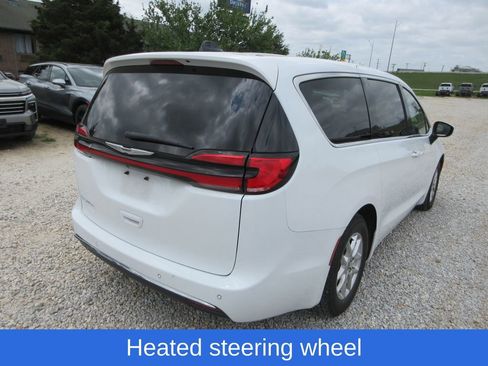 Used 2023 Chrysler Pacifica Touring-L image 3