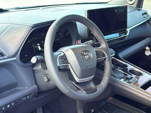Used 2025 Toyota Sienna Platinum image 6