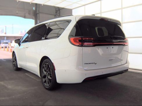 Used 2023 Chrysler Pacifica Touring-L w/ S Appearance Package FWD image 6