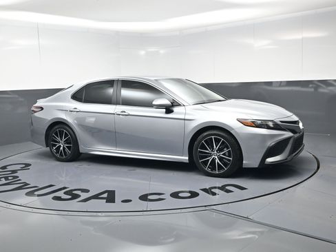 Used 2024 Toyota Camry SE image 2