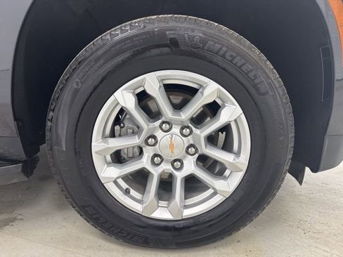 Used 2025 Chevrolet Suburban LT image 34