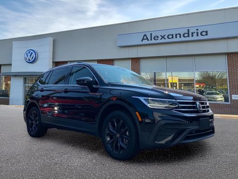Used 2022 Volkswagen Tiguan SE w/ Panoramic Sunroof Package AWD/4WD image 1