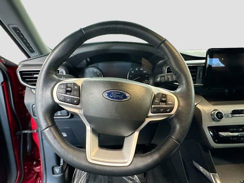 Used 2022 Ford Explorer XLT w/ Equipment Group 202A image 7