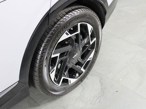 Used 2025 Kia Sportage SX image 11