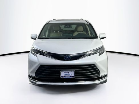 Used 2022 Toyota Sienna XLE w/ XLE Plus Package AWD/4WD image 2