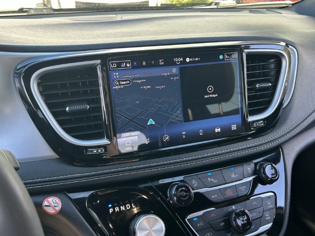 Used 2025 Chrysler Pacifica Limited FWD image 29