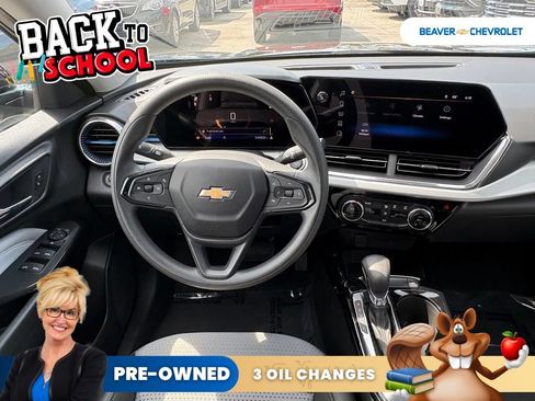 Used 2025 Chevrolet Trax LT FWD image 16