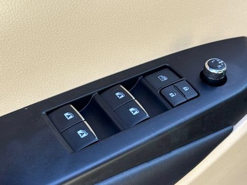 Used 2019 Toyota Highlander Limited FWD image 22