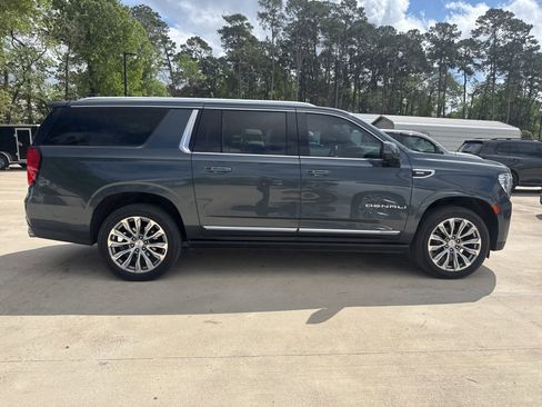 Used 2021 GMC Yukon XL Denali w/ Denali Premium Package image 3