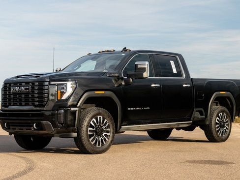 Used 2024 GMC Sierra 3500 Denali Ultimate AWD/4WD image 7