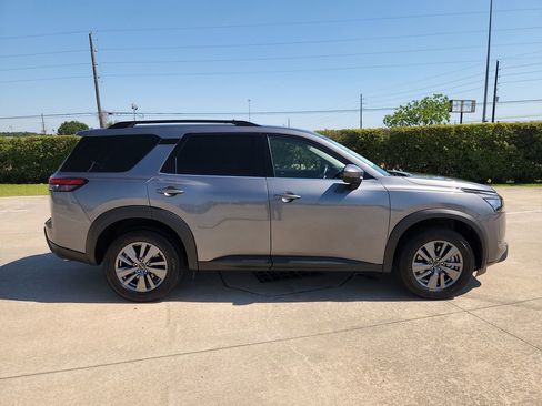 Used 2025 Nissan Pathfinder SV FWD image 4
