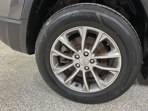 Used 2022 Jeep Cherokee Latitude Lux w/ Sun & Sound Group AWD/4WD image 12