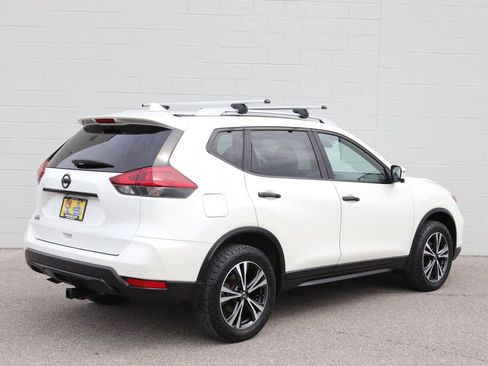Used 2020 Nissan Rogue SV image 2