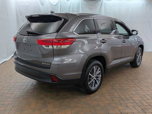Used 2019 Toyota Highlander XLE AWD/4WD image 4
