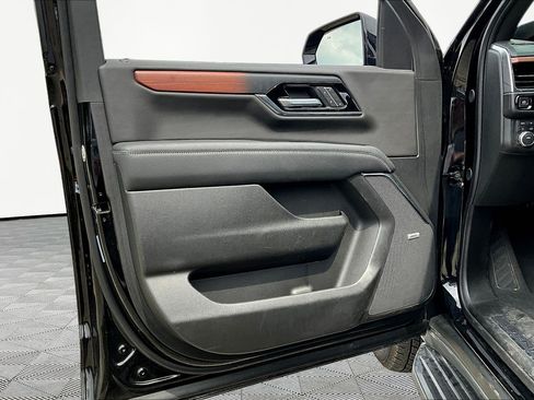 Used 2025 GMC Yukon XL Denali AWD/4WD image 23