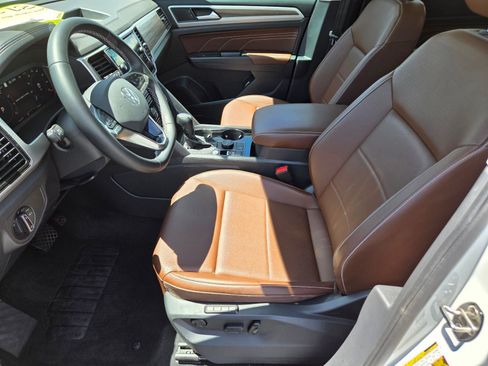 Used 2023 Volkswagen Atlas SEL AWD/4WD image 6