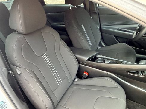 Used 2025 Hyundai Elantra SEL FWD image 21