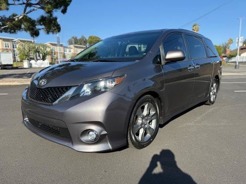 Used 2013 Toyota Sienna SE w/ Premium Pkg w/Entune FWD image 1