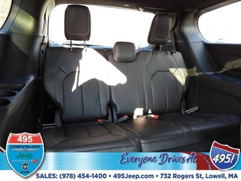New 2026 Chrysler Pacifica Select image 12