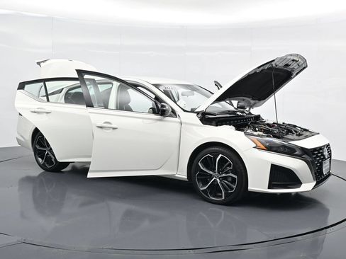 Used 2025 Nissan Altima 2.5 SR FWD image 15