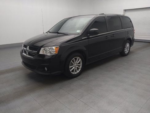 Used 2019 Dodge Grand Caravan SXT image 2