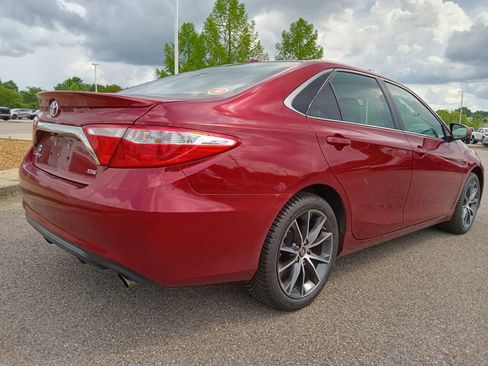 Used 2017 Toyota Camry XSE w/ Moonroof Package FWD image 3