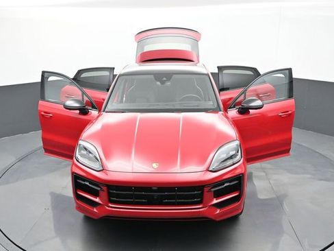 Used 2025 Porsche Cayenne image 31