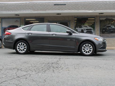 Used 2017 Ford Fusion SE w/ Fusion SE Technology Package FWD image 23