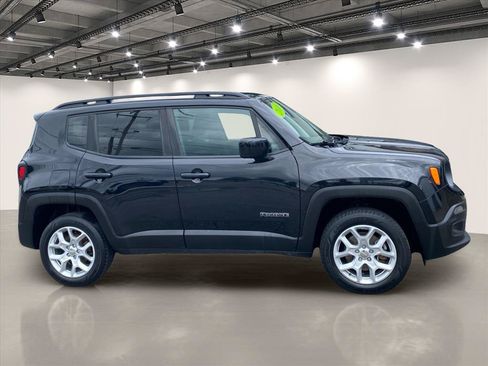Used 2018 Jeep Renegade Latitude AWD/4WD image 8