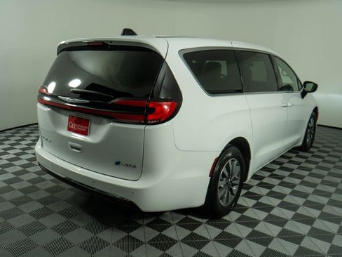 Used 2024 Chrysler Pacifica Limited FWD image 6