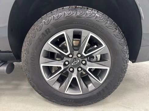 Used 2024 Chevrolet Suburban Z71 w/ Luxury Package AWD/4WD image 10