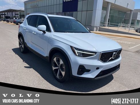 Certified 2025 Volvo XC40 B5 Plus AWD/4WD image 3
